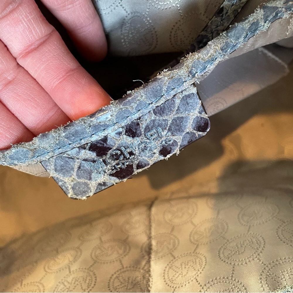 Michael Kors Riley Python Satchel
Snakeskin Embossed Leather Blue/Gray Strap - Picture 5 of 13